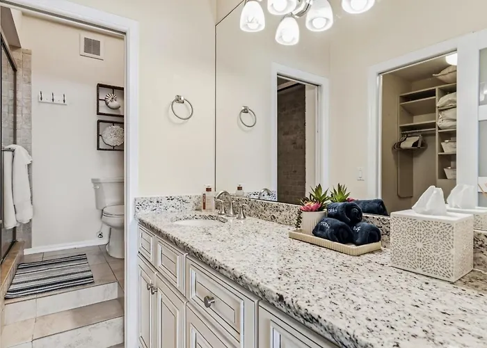 2br - Condo, Two Balconies, Minutes To Clearwater Beach